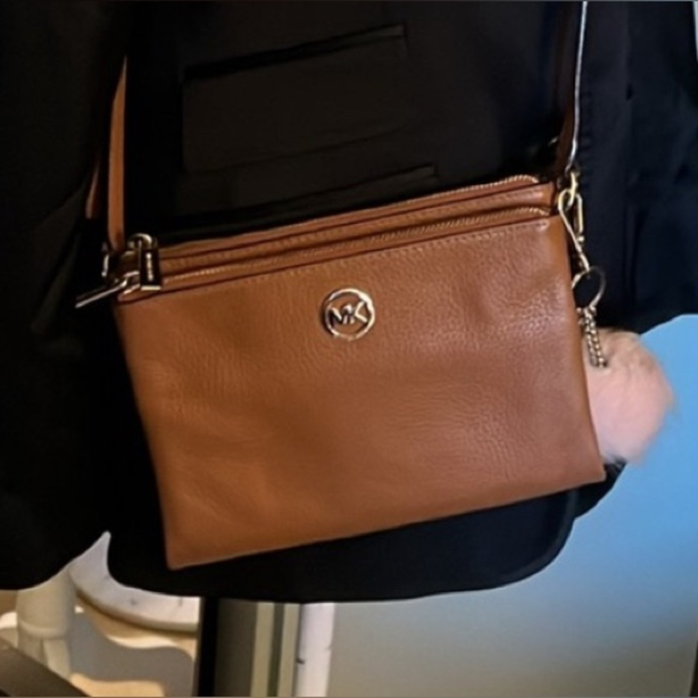 🛑 1 hour sale. Michael Kors, Pebbled Brown Leather, Crossbody Bag with Charm